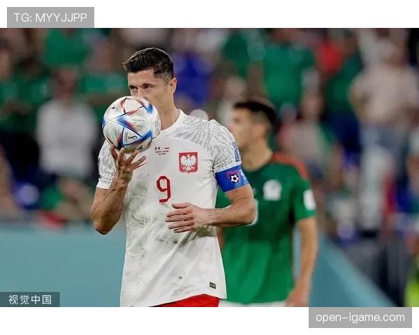 莱万每天五点起床练射门,老婆还在睡梦中刷他工资单 莱万每天五点起床练射门,老婆还在睡梦中刷他工资单