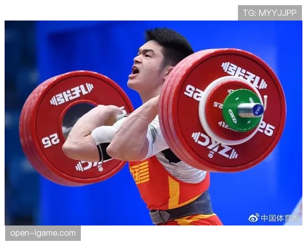 石智勇训练完直接啃生牛肉？这自律狠人连吃饭都像在举重